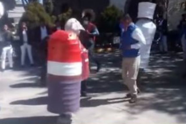 Baila como briago con tal de ser alcalde de Apetatitlán