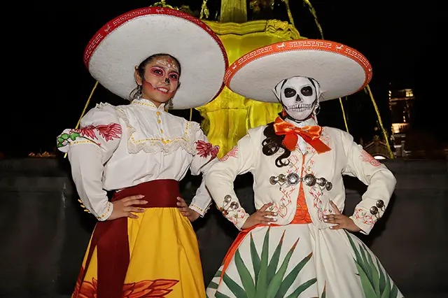 Pasea en bicicleta con disfraz en Puebla este Día de Muertos