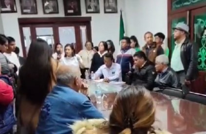 Mientras presidenta de Chiautempan regala un iPhone, alcaldesa de SPM la exhibe por sus niveles de inseguridad