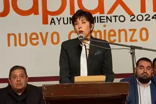 Pobladores echan loco y arruinan el informe de los 100 días de la alcaldesa de Cuapiaxtla; prevalen reproches