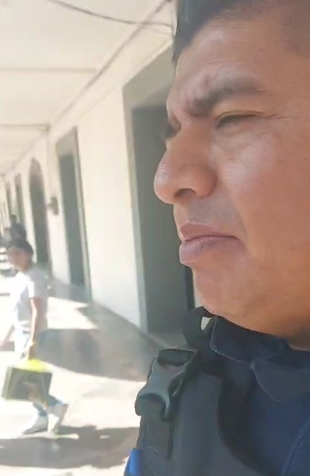 #Qué poca. En plena Dirección de la Policía de SPM am3.nazan a esposo de mujer e hija afectadas en accidente de “partirle la m@dr3.” si no acepta un arreglo