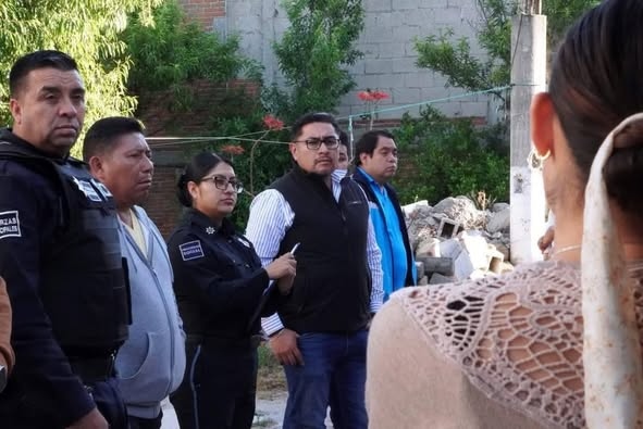 Reinstala Miguel Acatzi a Valentín Hernández como su guarura personal