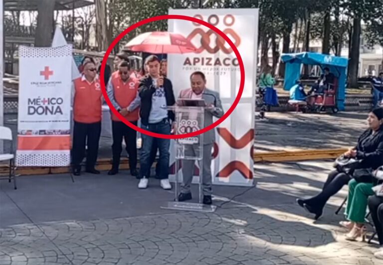 “Tápenlo, no se vaya a requemar”; alcalde Apizaco utiliza a trabajador para cargarle la sombrilla mientras da su mensaje