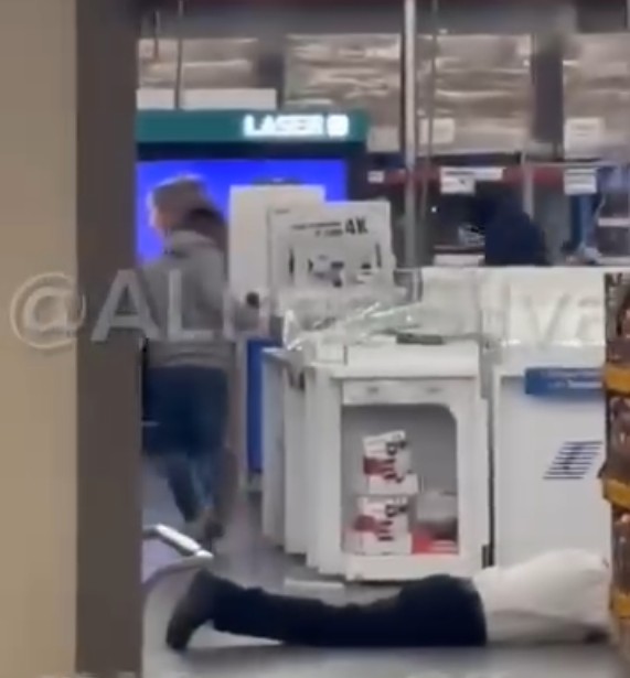 Ahora fue en el Sam’s Club La Noria de Puebla, donde sujetos con armas de fuego, martillos y marros robaron decenas de celulares