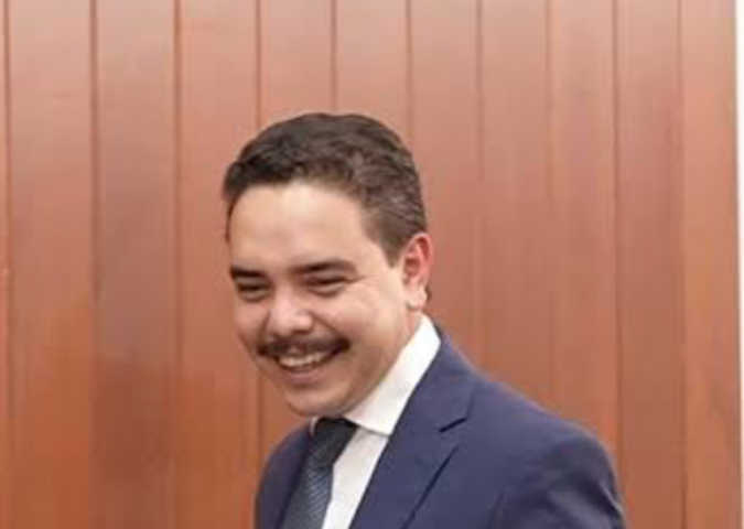 Diputado perezoso nunca trabaja y anda de viaje; fracasa en su intento de ser presidente de la mesa