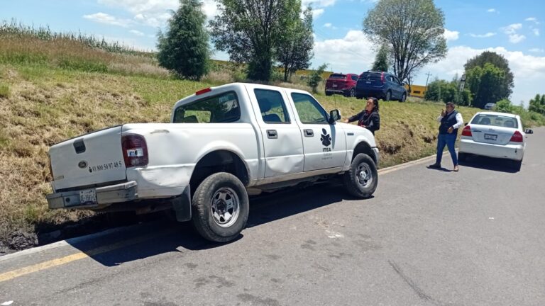 En pleno horario laboral, trabajadores del ITEA fueron detenidos en Papalotla por andar borrachos en unidad oficial