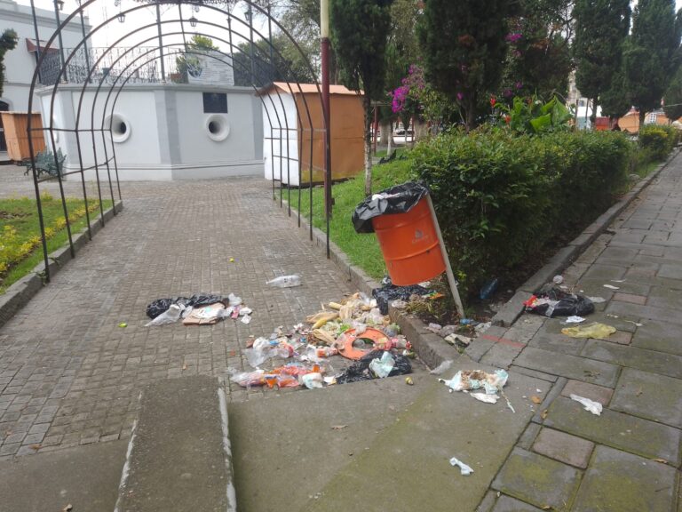 Además de desobligado alimentario, alcalde de Santa Cruz Tlaxcala ha convertido el parque central en un cochinero
