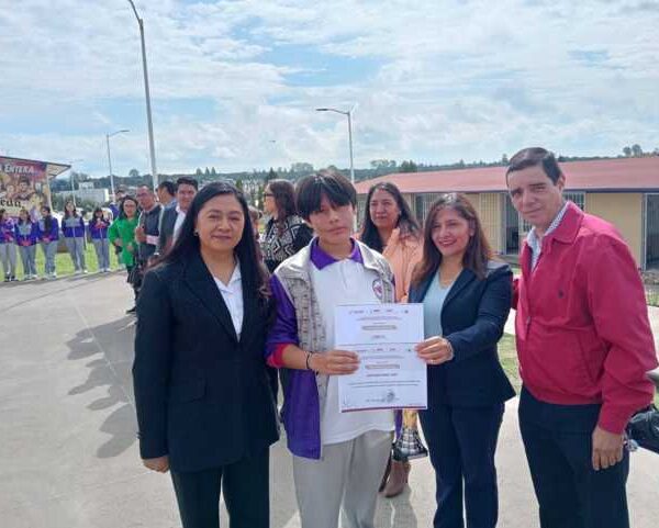 En medio de fuertes reclamos por bajo nivel educativo, titular de Cebes se pasearía por Estados Unidos